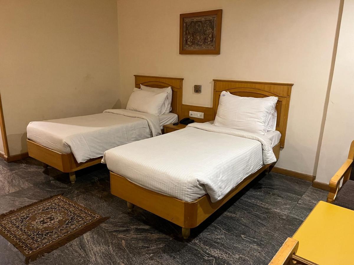 טירופאטי Asr Guesthouse מראה חיצוני תמונה